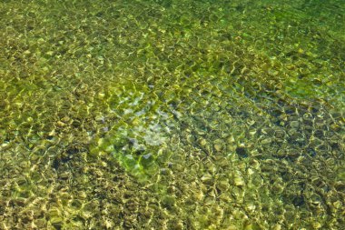 Peru 'daki Huancaya kasabası yakınlarında kristal berrak sular.