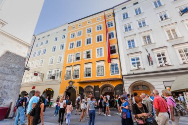 Bir yaz öğleden sonra Salzburg 'un panoramik manzarası. Mozart Evi.
