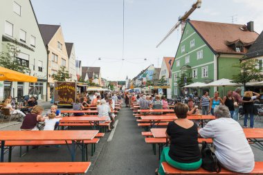 Frustenfeldbruck şehrinin sokaklarında çeşitli aktiviteler yapan köylüler.