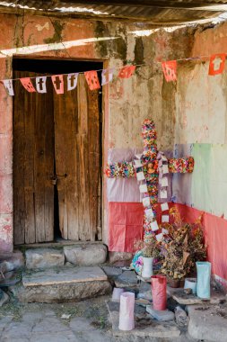 Terk edilmiş bir ev dini sunak olarak kullanılır..