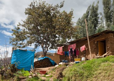 HUARAZ, PERU - 30 Kasım 2014: Huaraz şehrinde bir dağın yamacında ev.