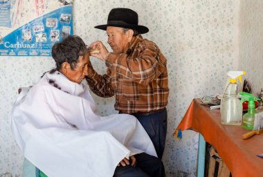 HUARAZ, PERU - 30 Kasım 2014: Huaraz şehrinde bir kuaförün çalışma etkinliği.