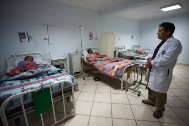 HUARAZ, PERU - 29 Kasım 2014: Huaraz şehrinde bazı hastalarla birlikte hastane.