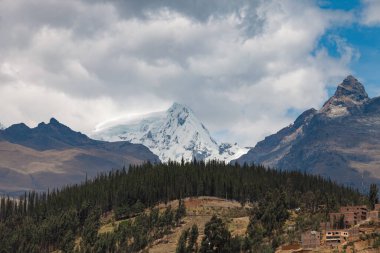 Huaraz şehrinden And Dağları manzarası.