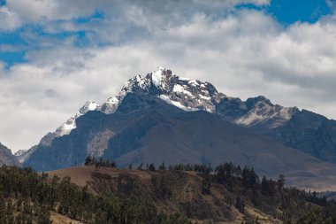 Huaraz şehrinden And Dağları manzarası.