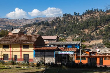 HUARAZ, PERU - 29 Kasım 2014: Huaraz kentindeki evlerin görüntüsü.