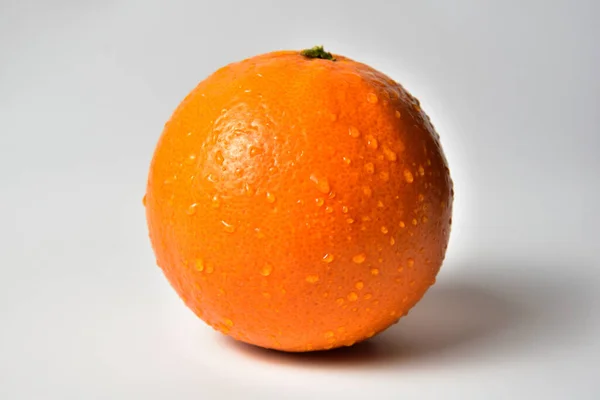 Su damlacıklı bir portakal