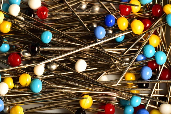 İğneler, renkli topları olan iğneler