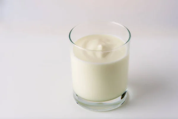 Glas Joghurt Auf Weißem Hintergrund — Stockfoto