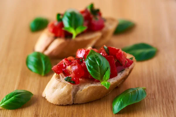 Bruschetta Pomidorami Bazylią — Zdjęcie stockowe