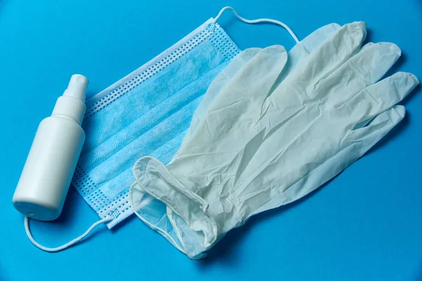 Tıbbi eldiven, maske ve sprey.