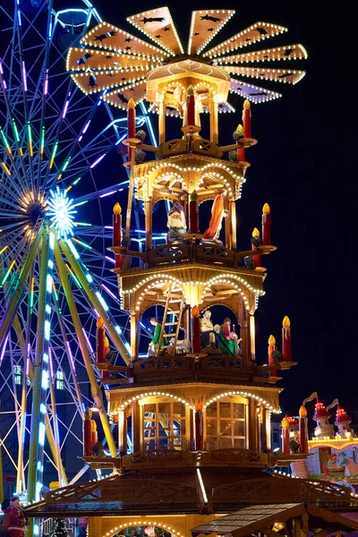 Piramitli Noel pazarı