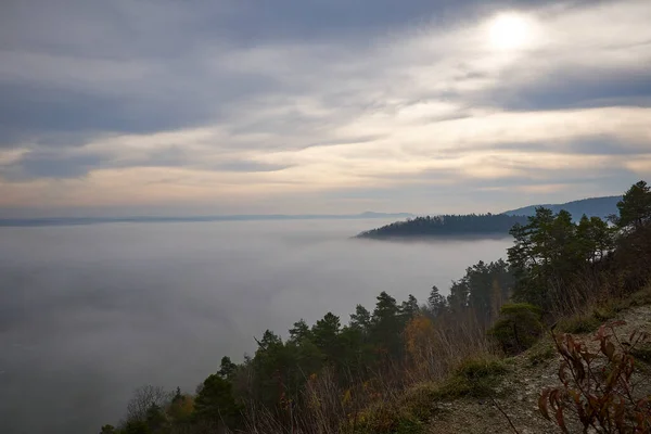 Sisli tepelerin üzerinde gün batımı