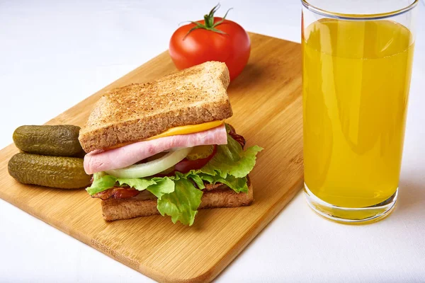 jambon, pastırma ve sebzeli sandviç.