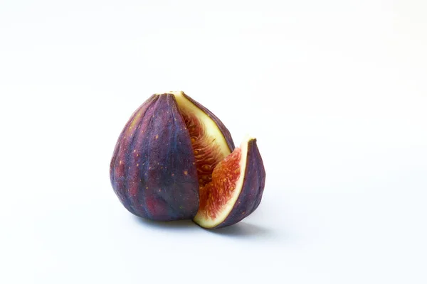 Çeyrek kesilmiş olgun incirler.