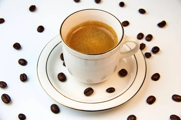 Kahve çekirdeğinin arka planında mis kokulu kapuçino.