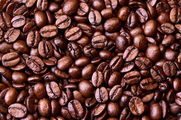 Civarda kavrulmuş kahve çekirdekleri var.