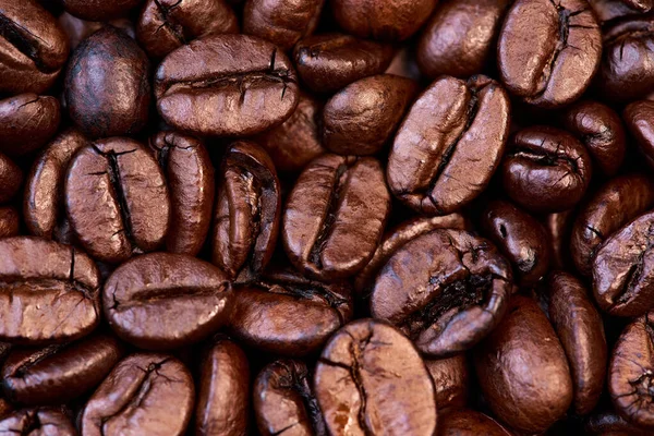 Civarda kavrulmuş kahve çekirdekleri var.