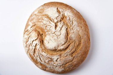 Beyaz arka planda bir somun ekmek.