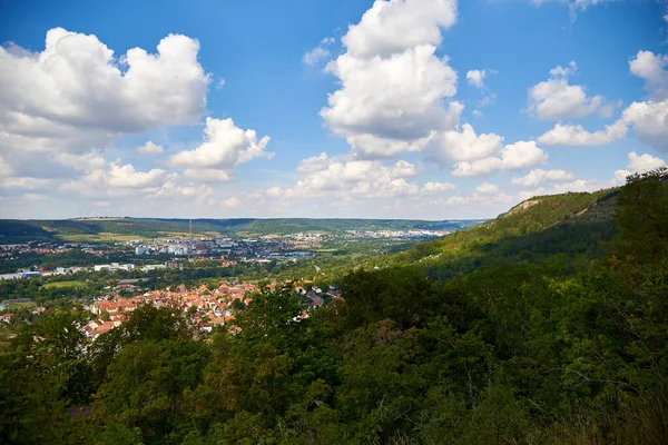 Güneşli bir havada Jena şehrinin panoraması