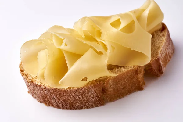 Kahvaltı için bir dilim ekmek ve peynir.