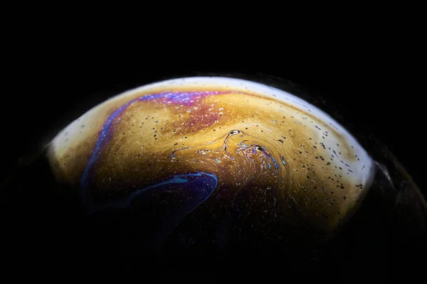 Güzel bir sabun köpüğü, siyah bir arkaplanda