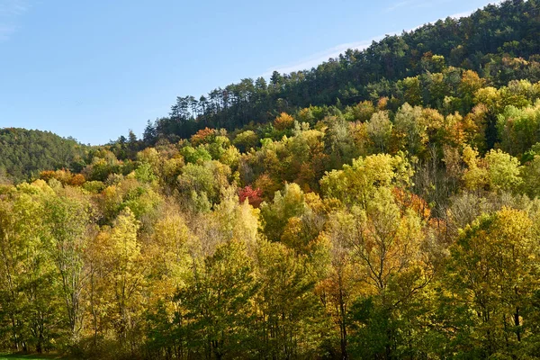 Ilık bir sonbahar gününde güzel bir dağ manzarası
