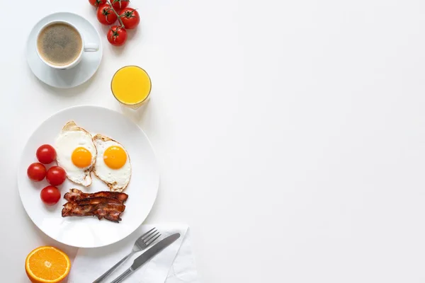 Café Manhã Americano Com Dois Ovos Bacon Tomate Laranja Café — Fotografia de Stock