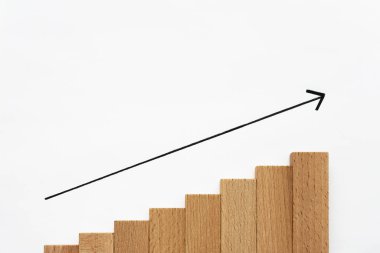 İş büyümesi konsepti. Tahta bloklardan yükselen ok ve merdiven. Kariyer büyümesi.