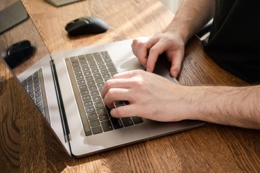 Laptop klavyesinde yazan adam. Evden çalışmak.