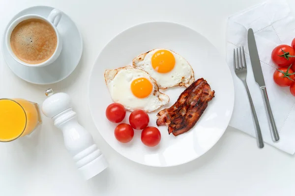 Desayuno Americano Con Dos Huevos Tocino Tomates Café Zumo Naranja — Foto de Stock