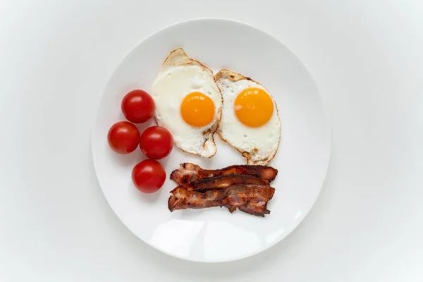 Assiette Blanche Avec Deux Œufs Frits Bacon Croustillant Tomates Cerises — Photo