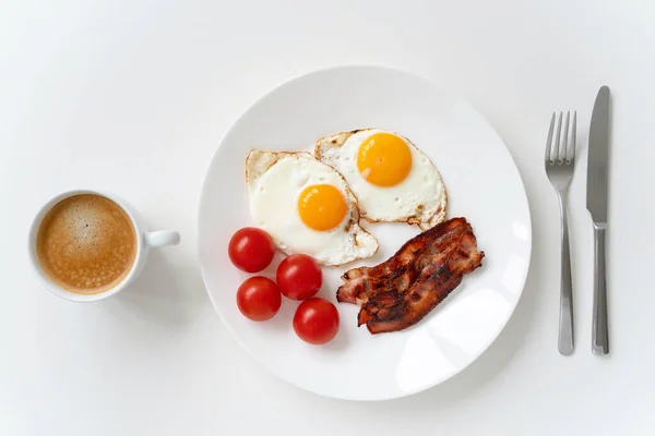 Homemade Breakfast Fried Eggs Bacon Fresh Cherry Tomatoes Cup Coffee — Stock Photo, Image