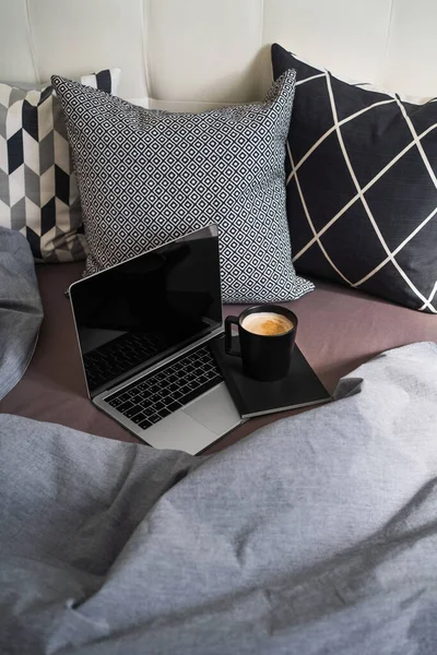 Laptop Notebook Cup Coffee Bed Online Education Vertical Photo — Stock Photo, Image