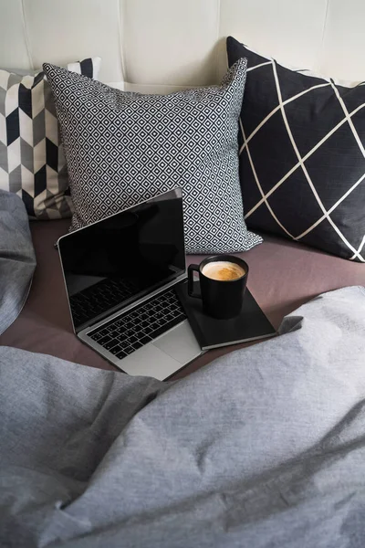 Laptop Dengan Buku Catatan Dan Secangkir Kopi Tempat Tidur Pendidikan — Stok Foto