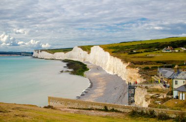 Yazın bulutlu bir günde yedi kız kardeş uçurumu. Tebeşir kayalıkları manzarası. Büyük Britanya.