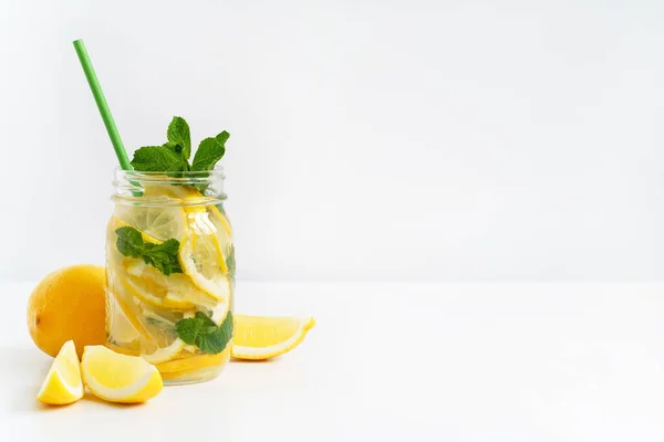 Čerstvá Limonáda Skleněné Nádobě Papírovou Slámou Plátky Citronu Mátou Bílém — Stock fotografie