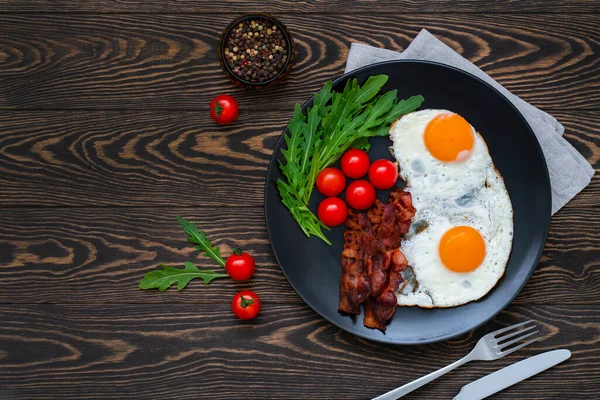 Sabroso Desayuno Con Huevos Fritos Tocino Crujiente Tomates Cherry Rúcula —  Fotos de Stock
