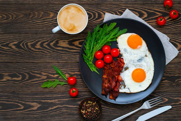 Amerikanisches Frühstück Mit Zwei Spiegeleiern Knusprigem Speck Frischen Kirschtomaten Rucola — Stockfoto