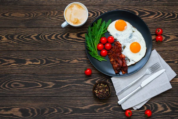 Amerikanisches Frühstück Mit Zwei Spiegeleiern Knusprigem Speck Frischen Kirschtomaten Rucola — Stockfoto