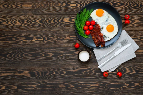 Komplettes Frühstück Mit Spiegeleiern Knusprigem Speck Frischen Kirschtomaten Rucola Und — Stockfoto