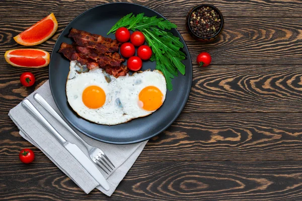 Guten Morgen Frühstück Mit Spiegeleiern Knusprigem Speck Kirschtomaten Rucola Und — Stockfoto