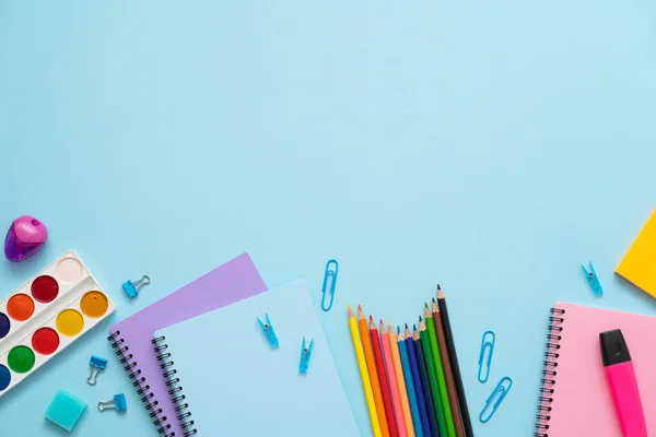 Papel Carta Colorido Brilhante Escola Sobre Fundo Azul Vista Superior — Fotografia de Stock