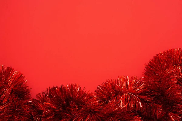 Decorações Natal Fundo Vermelho Vista Superior Xmas Vermelho Brilhante Ouropel — Fotografia de Stock