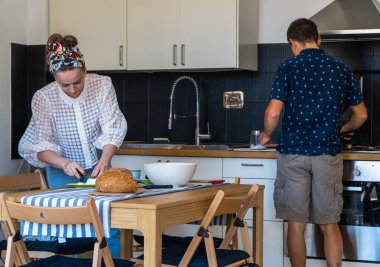 İtalyan yemeği pişiren bir çift..