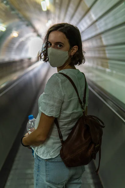 Uma Mulher Com Máscara Num Túnel — Fotografia de Stock