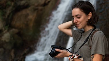 Gaztelug 'da Camara ile Fotoğraf Çeken Kadın