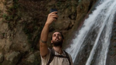 Ormanda Cep Telefonu Kullanan Adam