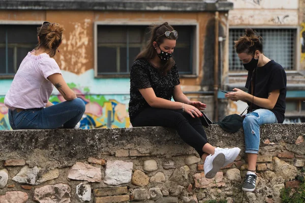 Foligno Italia Junio 2020 Tres Mujeres Hablando Con Máscaras Faciales — Foto de Stock