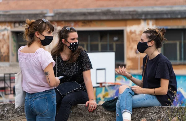 Foligno Itália Junho 2020 Três Mulheres Conversando Com Máscaras Faciais — Fotografia de Stock